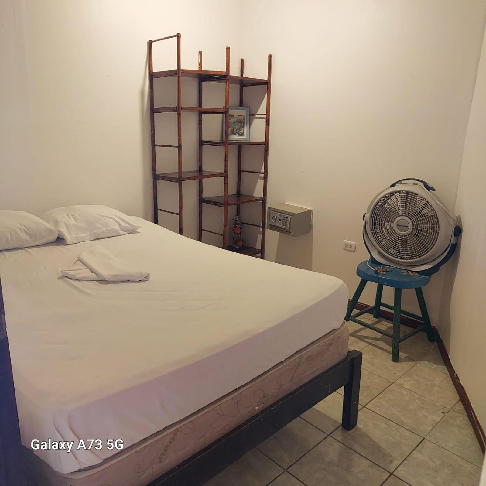Costa Linda Art Hostel Manuel Antonio Bagian luar foto