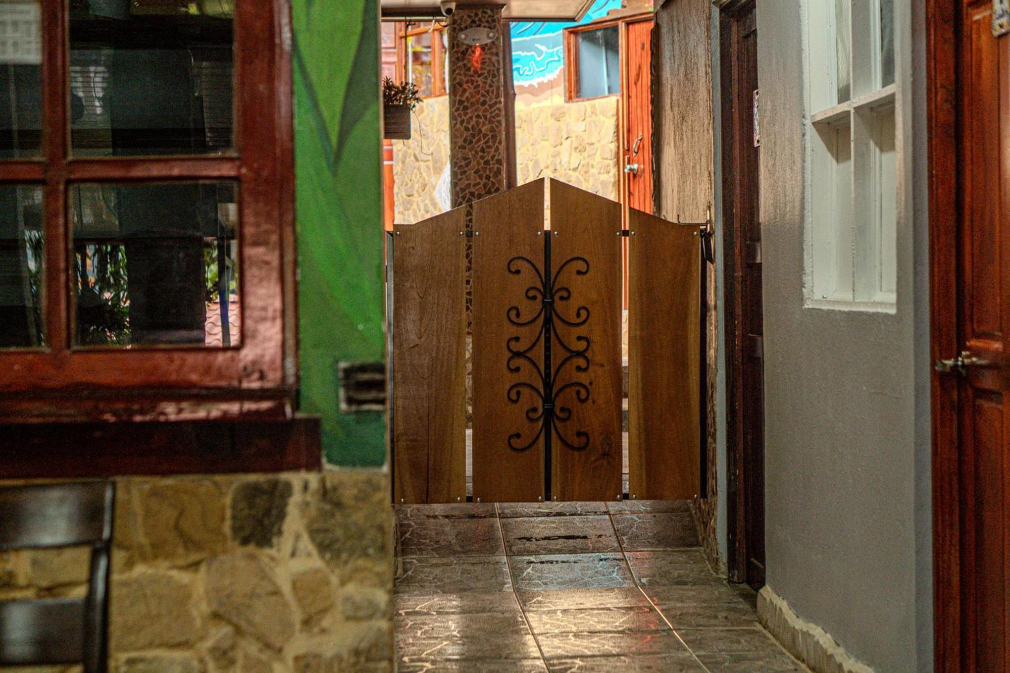Costa Linda Art Hostel Manuel Antonio Bagian luar foto