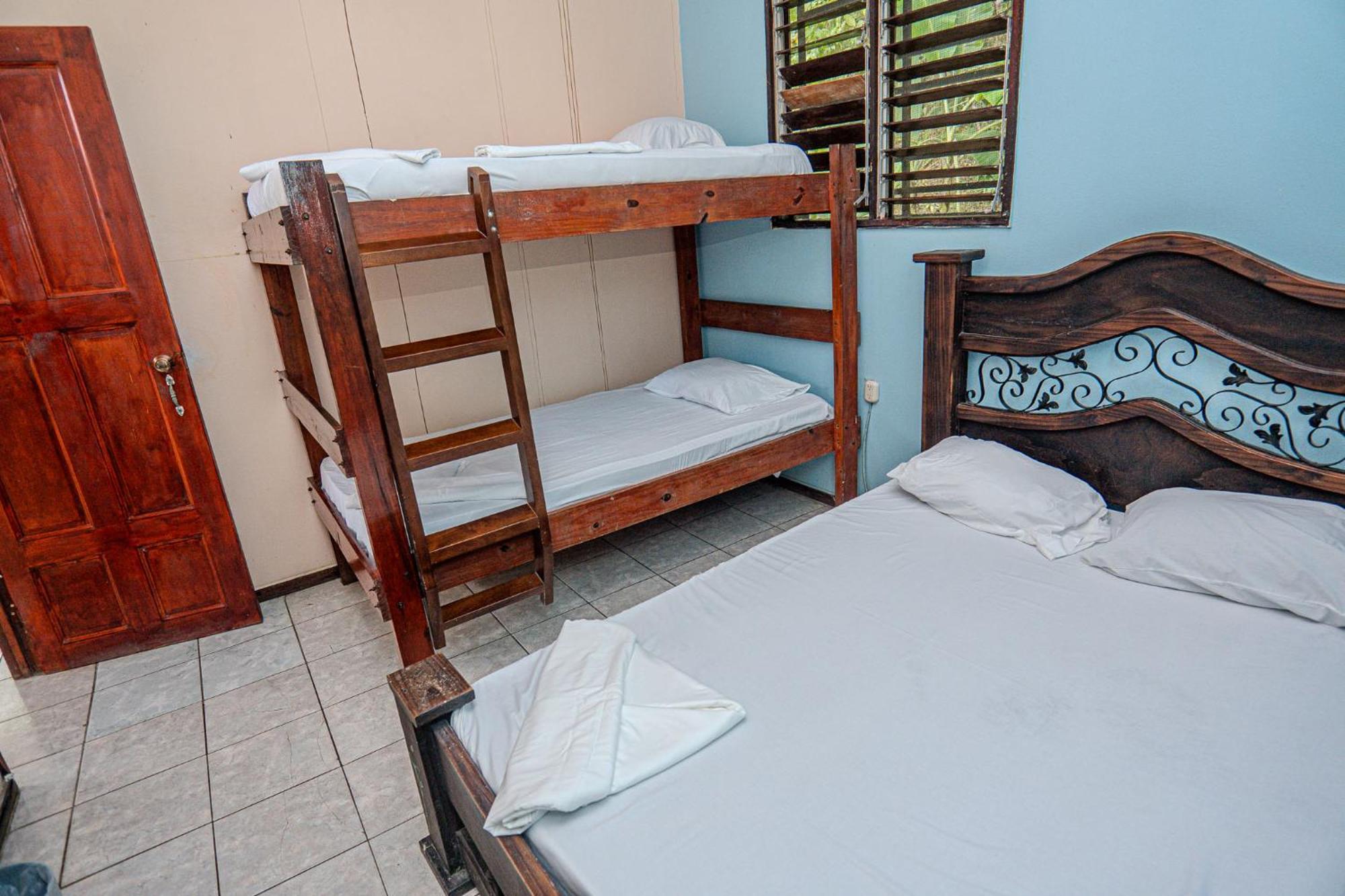 Costa Linda Art Hostel Manuel Antonio Bagian luar foto